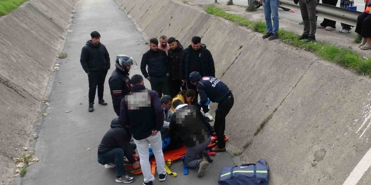 Yayaya Yol Veren Motosikletli Arkasından Gelen Otomobilin Çarpmasıyla Kanala Uçtu