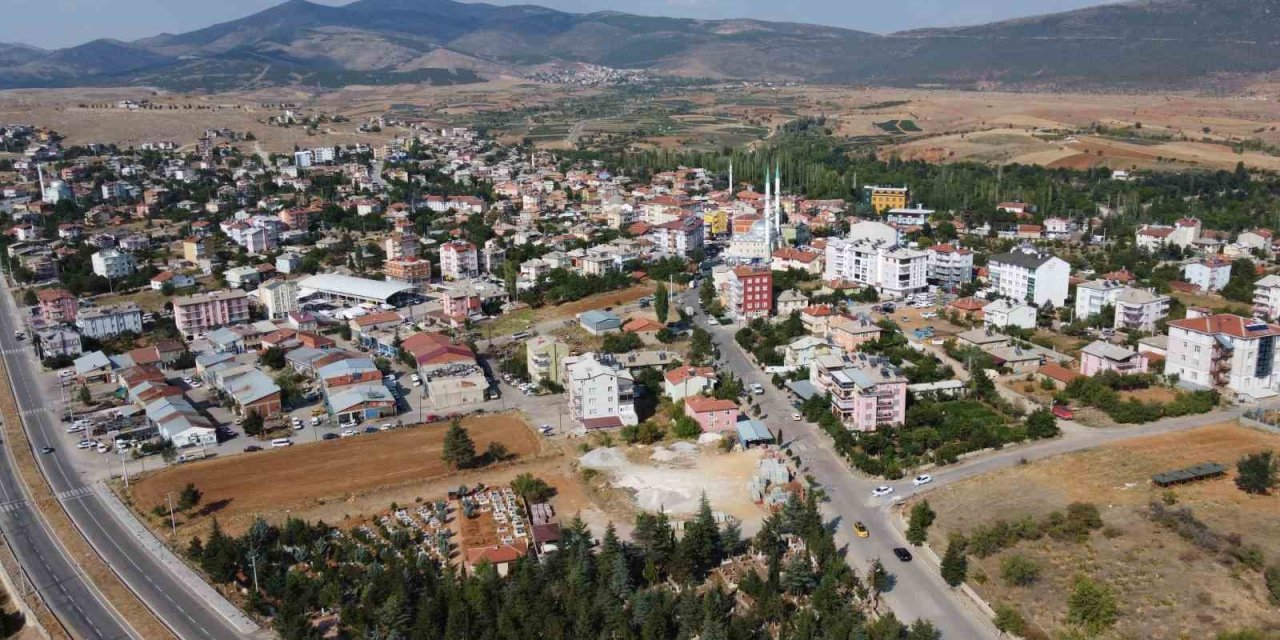 Hüyük’te Göçe Karşı Çilek Hamlesi