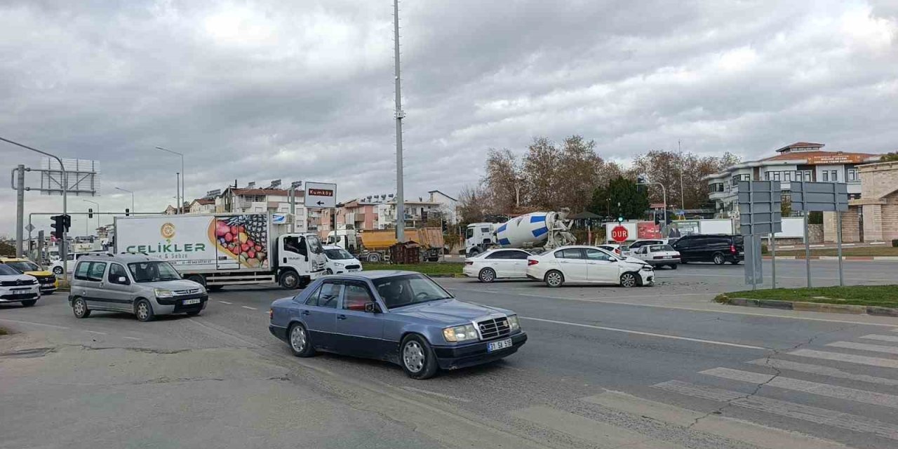 Antalya’da 4 Araçlı Zincirleme Kaza: 1 Yaralı