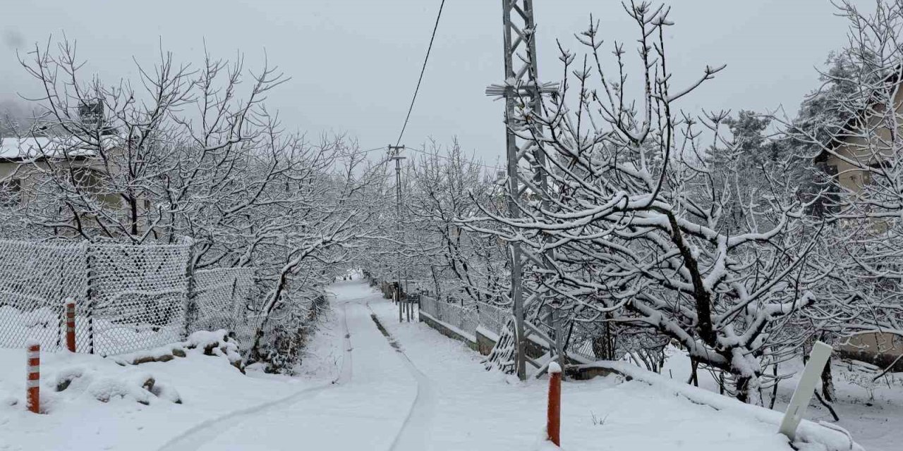 Yaz Şehri Mersin’de Kar Birçok Mahalleyi Beyaza Bürüdü