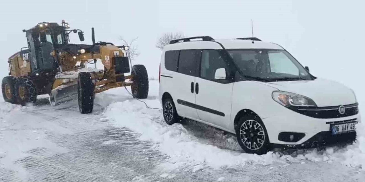 Aksaray’da Yoğun Kar Yağışı Nedeniyle Yolda Mahsur Kalan Araçlar Kurtarılıyor