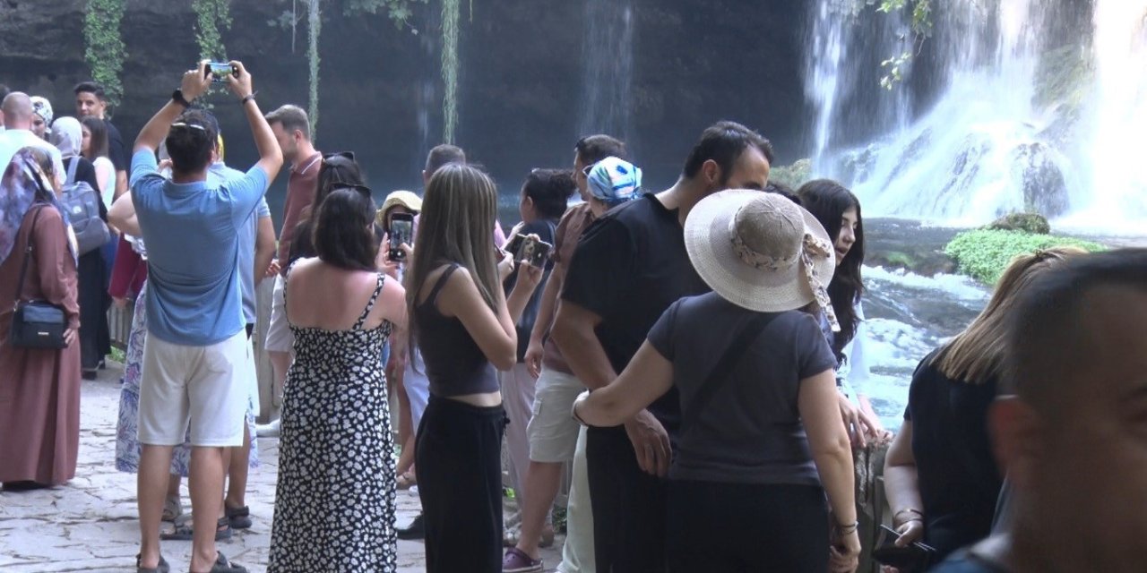 Antalya’nın Simgelerinden Düden Şelalesi, 2025’te Yaklaşık 900 Bin Ziyaretçiyi Ağırladı