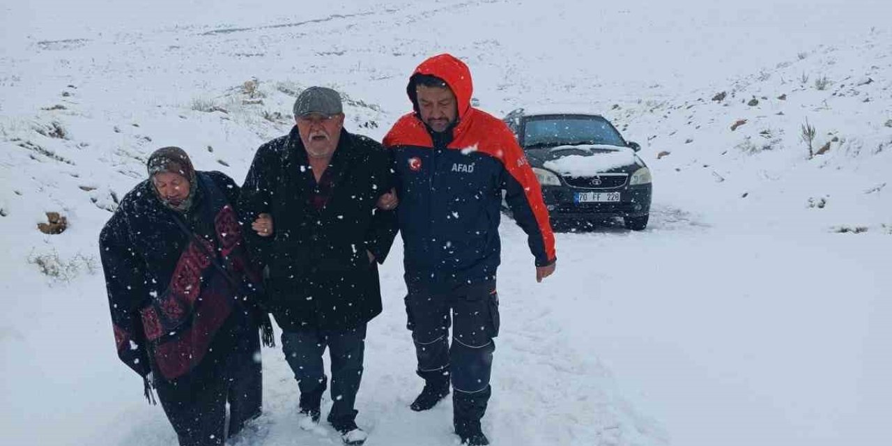 Karaman’da Yolda Kalan İki Araçtaki 4 Kişi Kurtarıldı