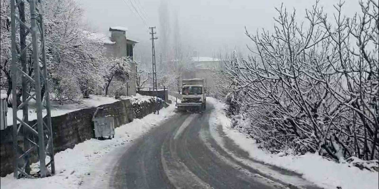 Mersin’in Yüksek Kesimlerinde Karla Mücadele Sürüyor