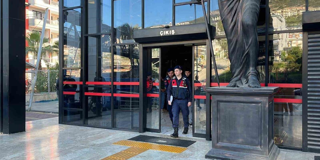 Alanya’da Görevli Polislerin Üzerine Motosiklet Sürdüler, Kayıta Aldıkları Görüntüleri Sosyal Medyada Paylaştılar