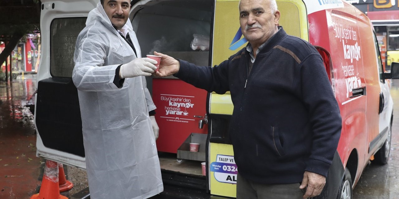 Mersin’de Vatandaşlara Soğuk Havada Kaynar İkramı