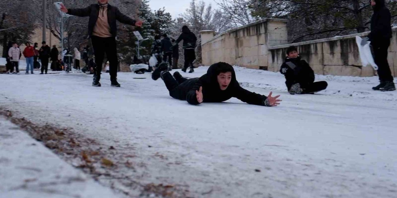 Karaman’da Çocuklar Karın Keyfini Kayarak Çıkardı