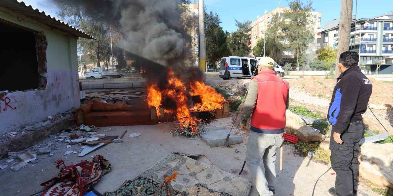 Hurdacının Çevreyi Kirletip ’bu Sefer Bişeyler Yapın’ Talebine  Zabıtadan ’vazifede Merhamet Yok’  Cevabı