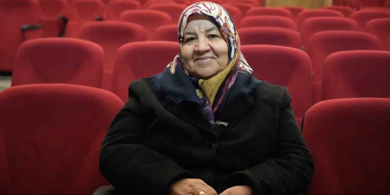 Çocukları Sosyalleşsin Diye Geldi, Sahnenin Yıldızı Oldu