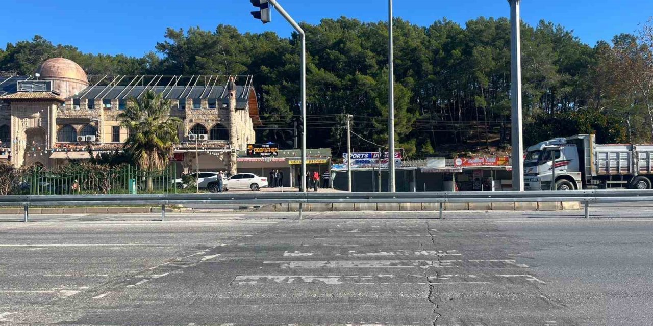 Yol Ve Kavşak Düzenlemesinde ’müşteri Kaybı’ Endişesi Esnafı Sokağa Döktü