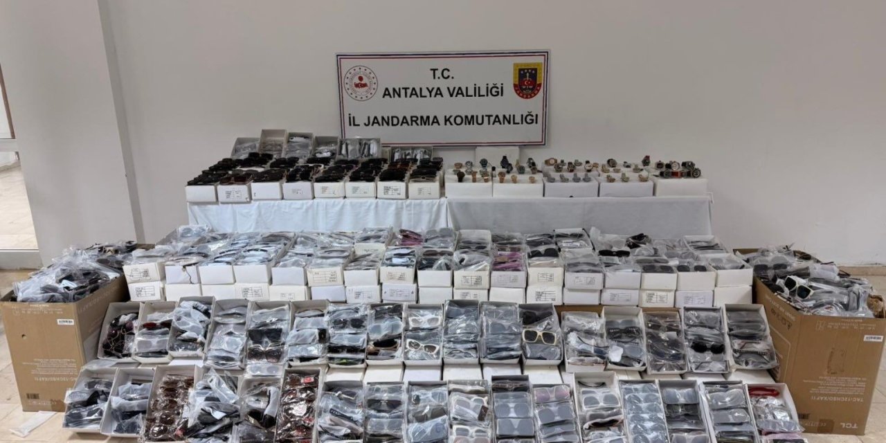 Antalya’da Gümrük Kaçağı Güneş Gözlüğü Ve Saat Ele Geçirildi