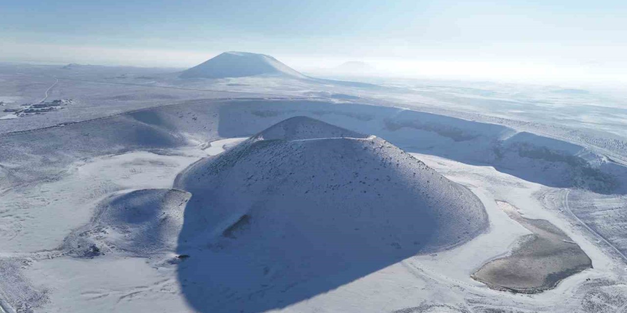 Meke Krater Gölü Beyaz Gelinliğini Giydi, Kartpostallık Manzaralar Oluştu
