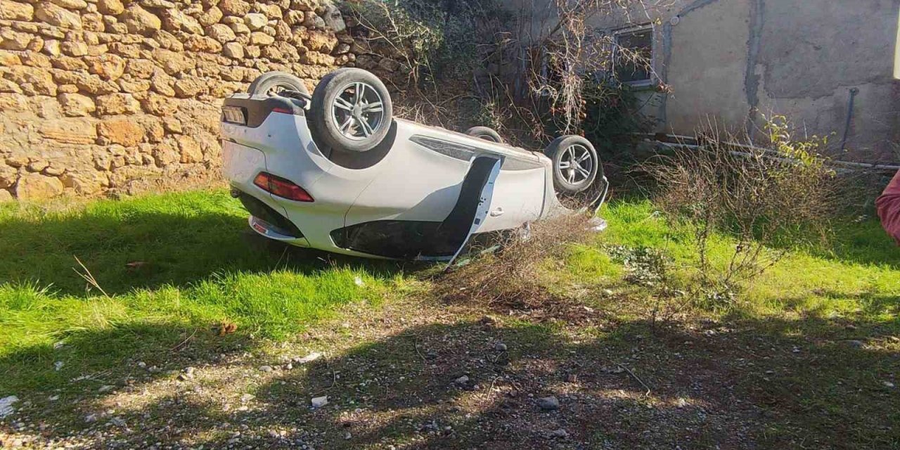 Otomobil Boş Araziye Yuvarlandı: 4 Yaralı