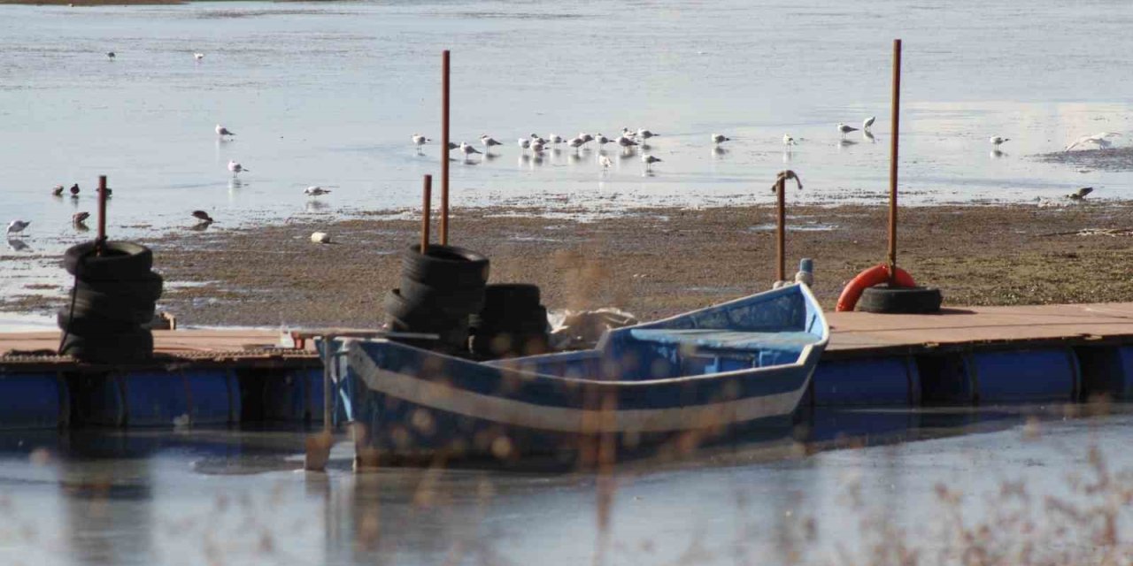 Şiddetli Soğuklar Beyşehir Gölü Kıyılarının Buz Tutmasına Yol Açtı