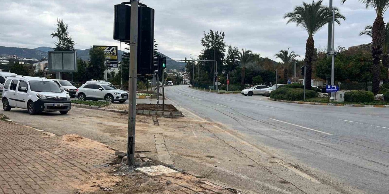 Alanya’da Kamyon İle Çarpışan Genç Motosikletli Hayatını Kaybetti