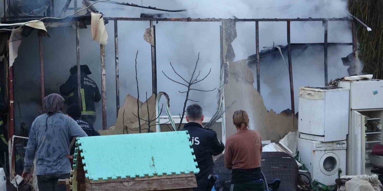 Antalya’da Konteyner Ev Alevlere Teslim Oldu: 2 Kedi Telef Oldu