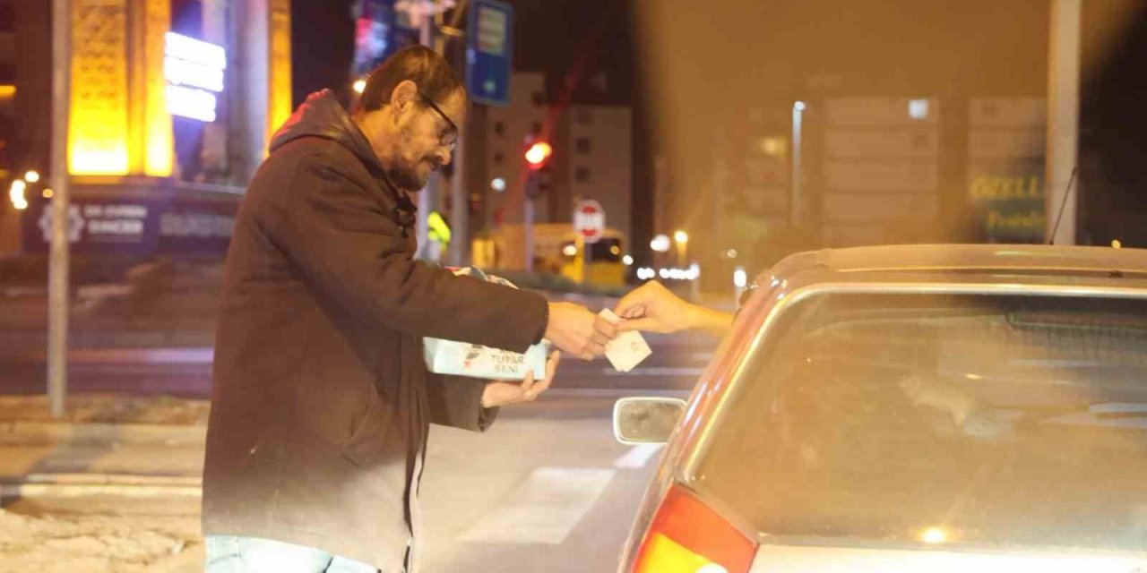 Aksaray’da Işıklı Kavşakta Mendil Mesaisi