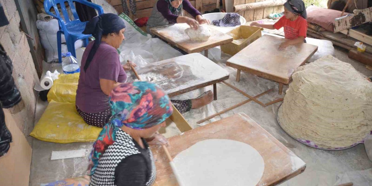 Antalyalı Kadınların İmece Usulü Yufka Ekmek Mesaisi