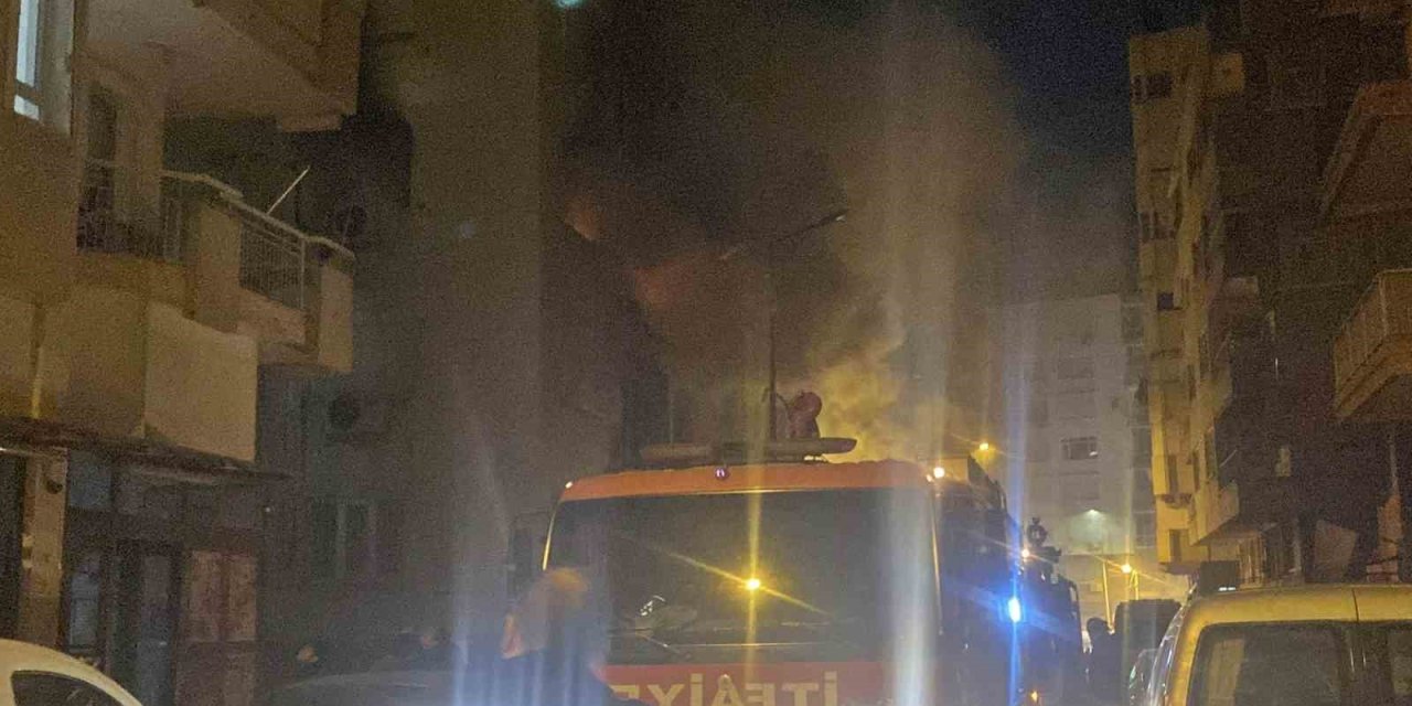 Apartman Dairesi Küle Döndü, Ev Sahibi Komşuların Yardımıyla Evden Çıkartıldı