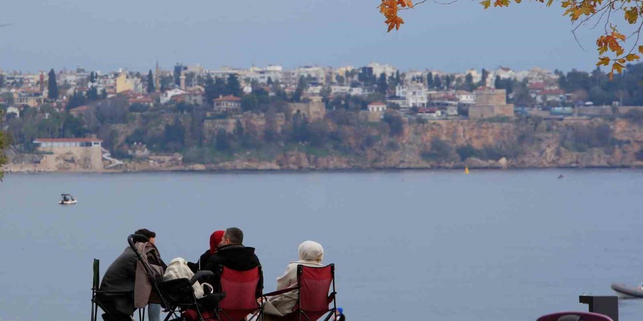14 İlde ’sarı Kod’ Uyarısı Verilirken, Antalya’da Bahar Havası Yaşandı
