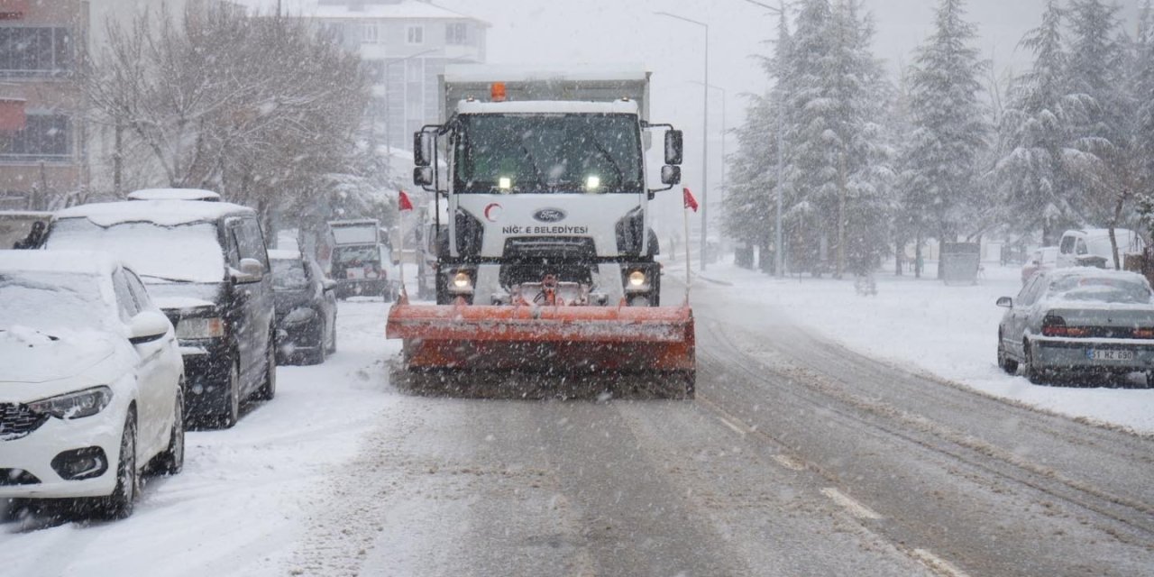 Niğde’de Karla Mücadele Çalışmaları Aralıksız Sürüyor