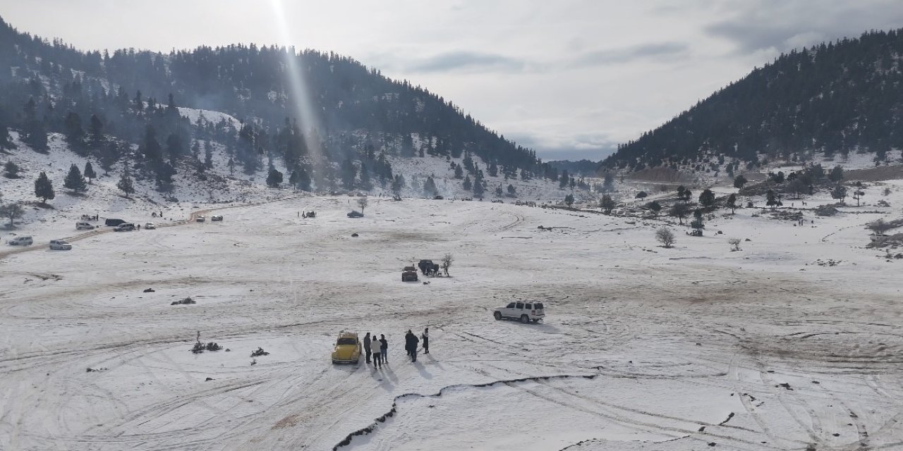 Torosların Zirveleri Beyaza Büründü, Antalyalılar Kar Keyfini Doyasıya Yaşadı