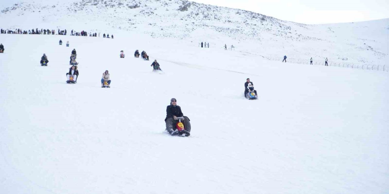 Niğdeliler Karın Tadını Ketençimen Kayak Merkezi’nde Çıkardı