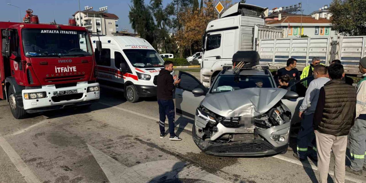 Antalya’da 3 Aracın Karıştığı Zincirleme Kazada Otomobilde Sıkışan Sürücüyü İtfaiye Çıkardı