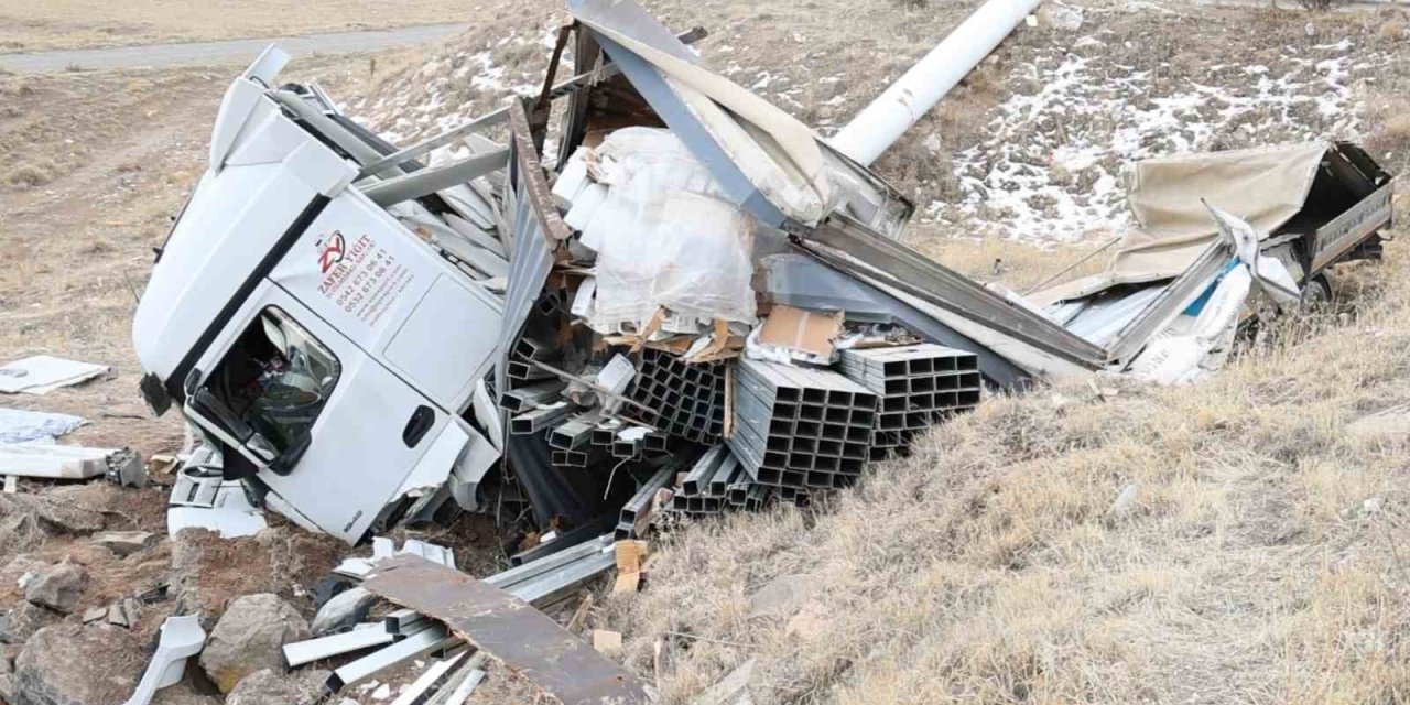 Aksaray’da Demir Profil Yüklü Tır Şarampole Devrildi