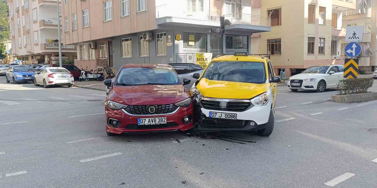 Sağa Dönmek İçin Sinyal Verip Önce Sol Şeride Geçen Otomobile Yandan Çarptı
