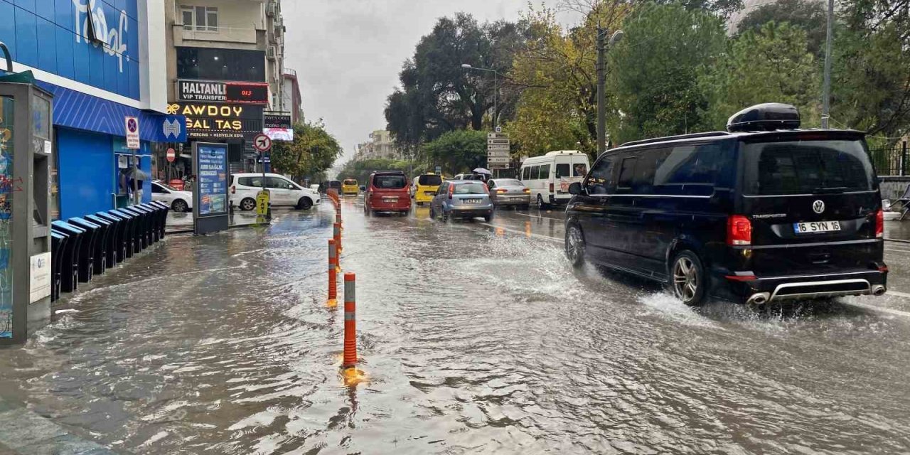 Antalya’da Sağanak Ve Şiddetli Rüzgar Etkili Oldu