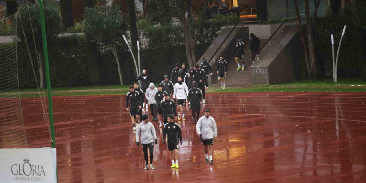 Beşiktaş, Yoğun Yağış Ve Rüzgar Altında Hazırlıklarına Devam Etti