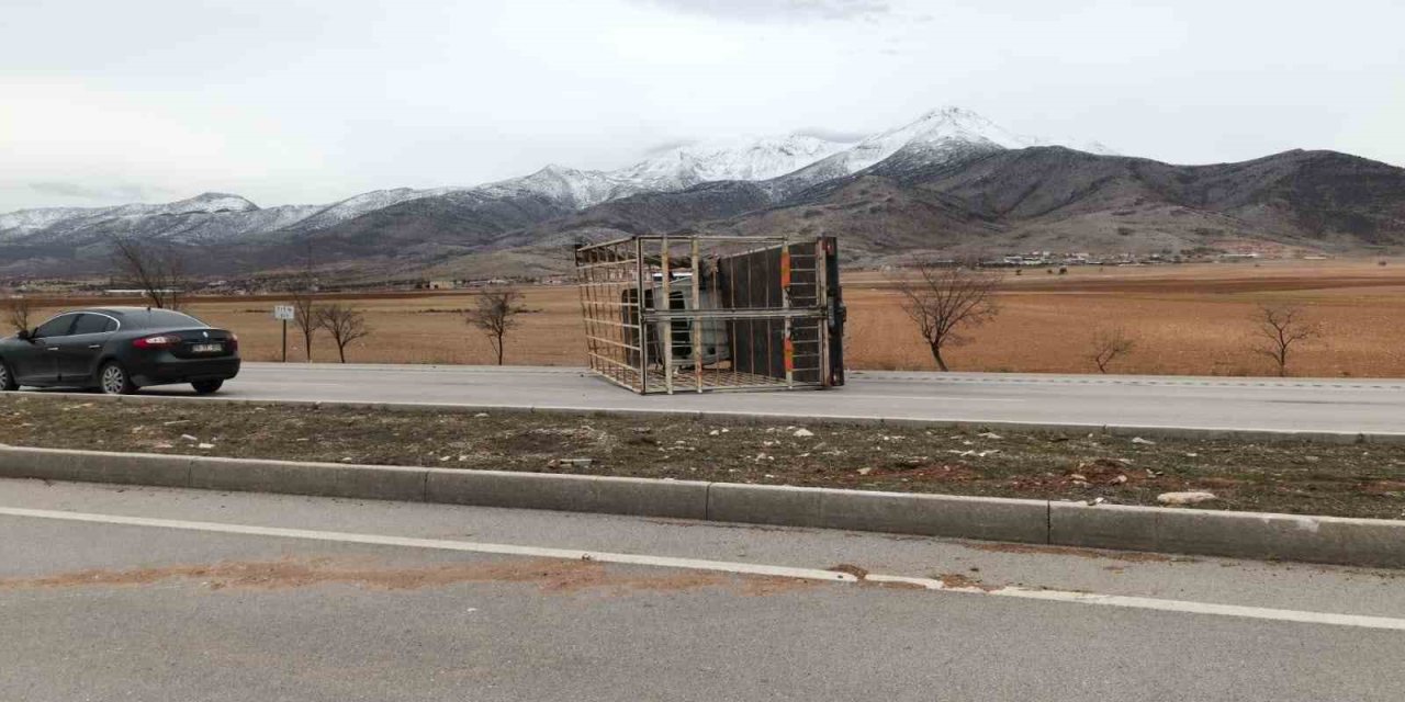 Kamyonetin Römorku Karşı Şeride Fırladı