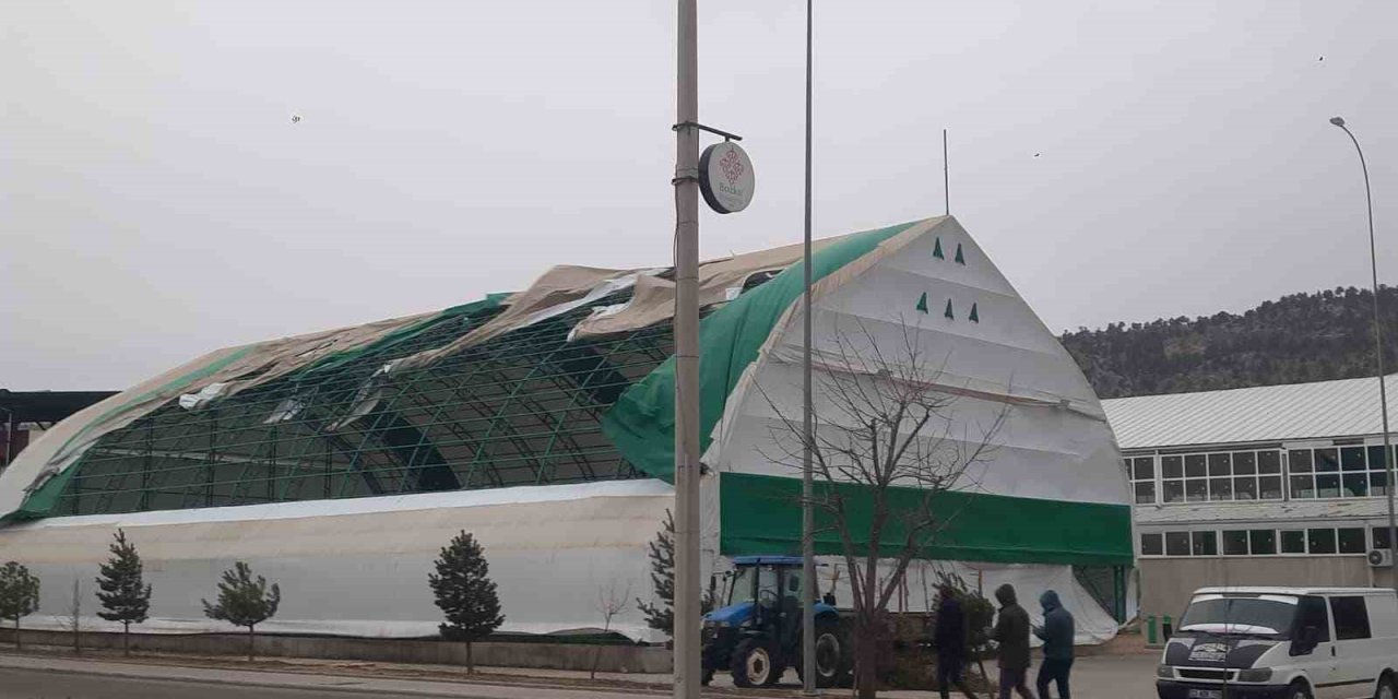 Bozkır’da Fırtına Çatıları Uçurdu, Ağaçları Devirdi