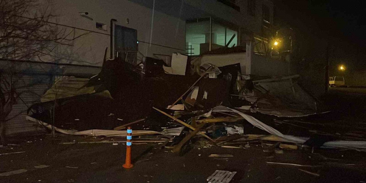 Karaman’da Şiddetli Fırtına Hayatı Felç Etti: Çatılar Uçtu, Ağaçlar Devrildi