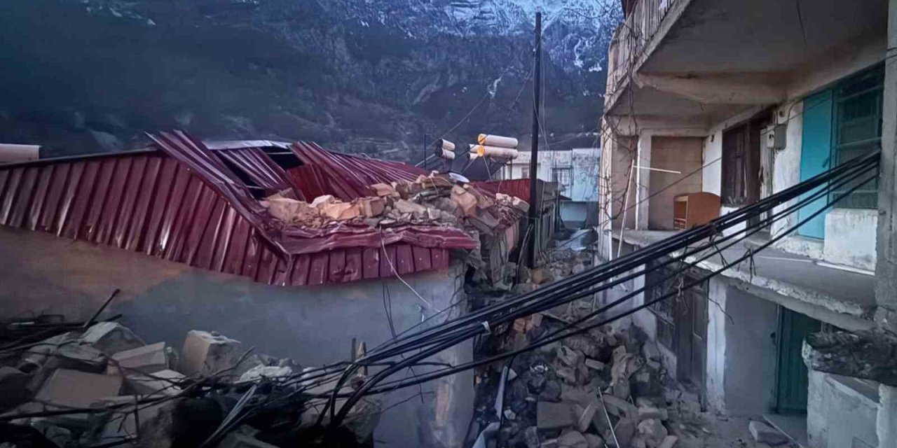 Niğde’de Şiddetli Rüzgar Nedeniyle Minare Yıkıldı, Çatılar Uçtu