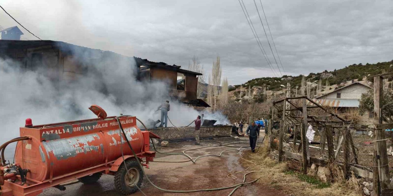 Çıkan Yangında Ev Küle Döndü, 1 Kişi Dumandan Etkilendi, 3 Hayvan Telef Oldu