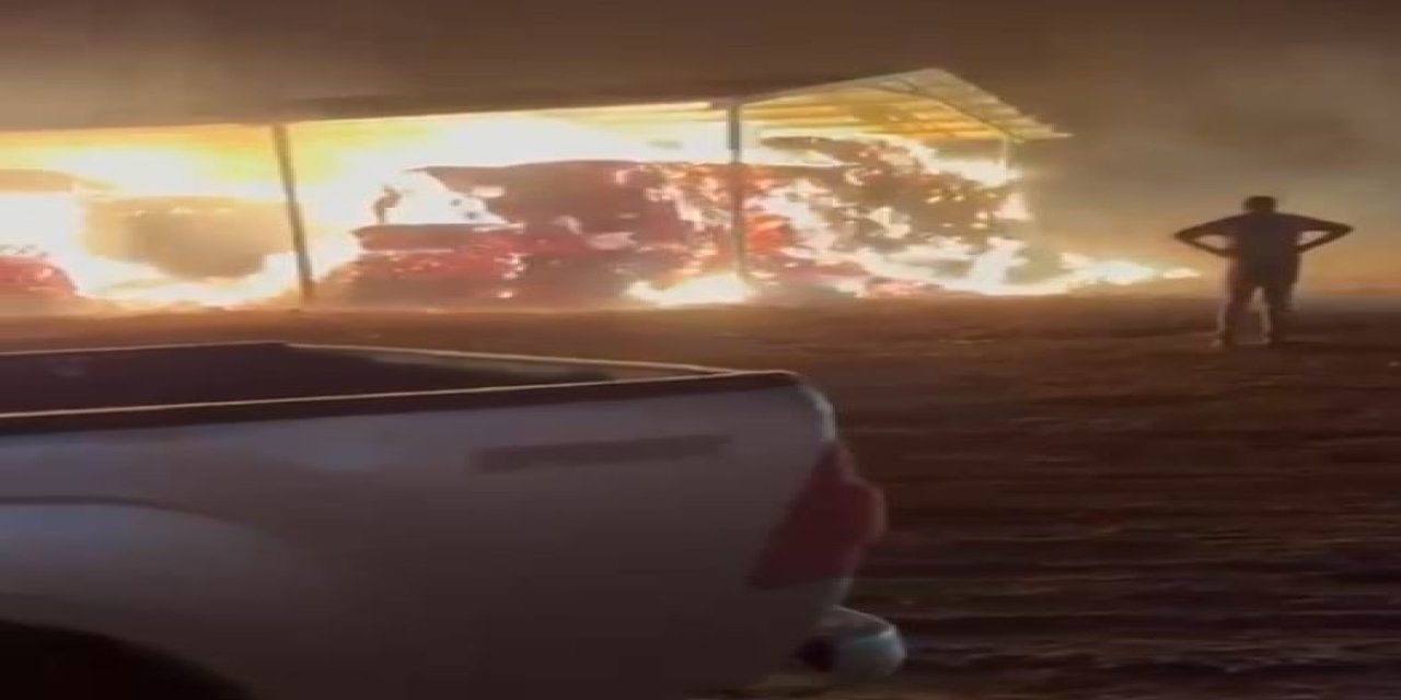 Konya’da Fırtınada Ev Ve Çiftlikteki Saman Balyaları Alev Alev Yandı