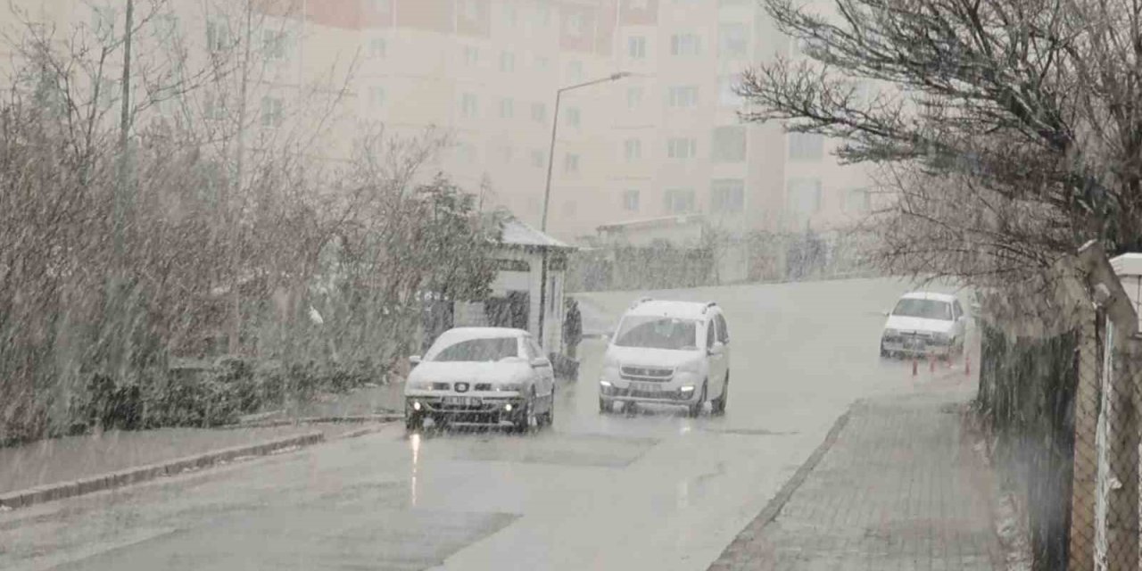 Aksaray’da Kar Yağışı Etkili Oluyor
