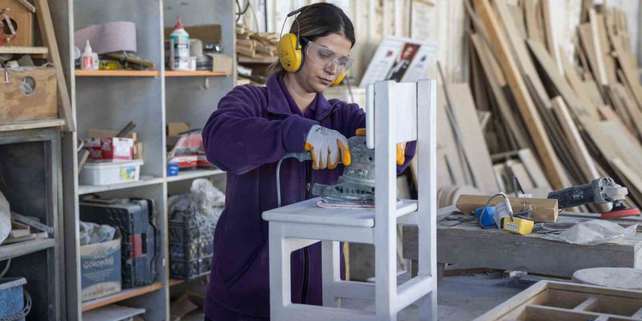 Mersin’de Geri Dönüşüm Atölyesinde Atıklar Yeniden Üretime Kazandırılıyor