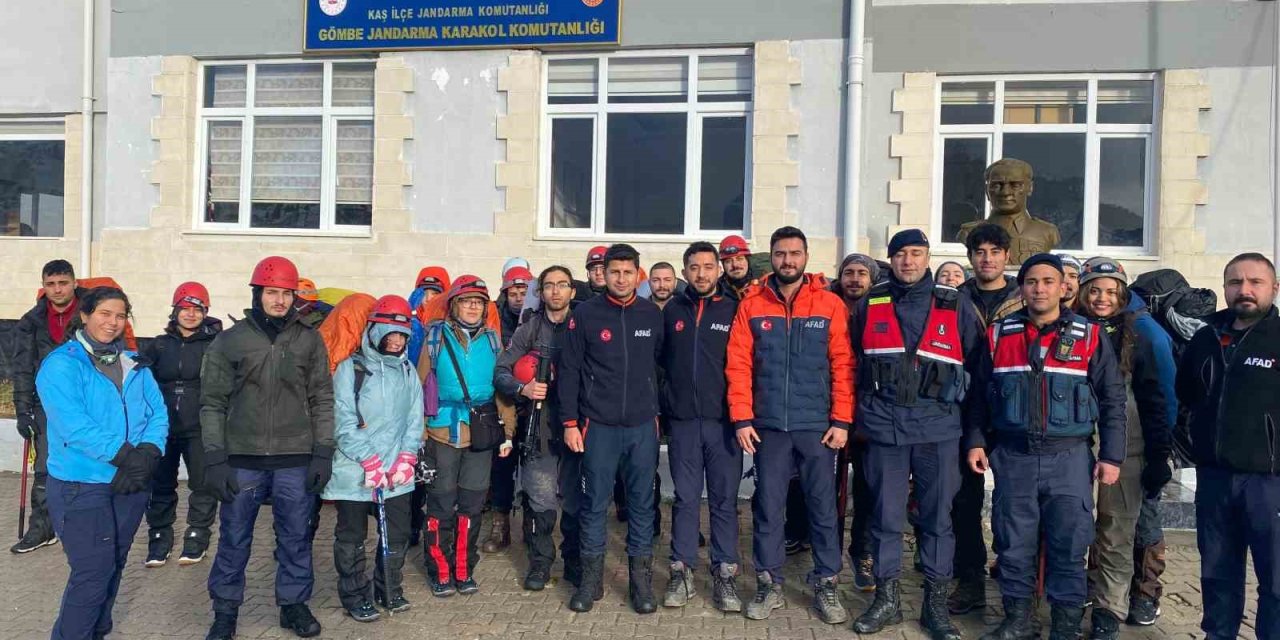 Kamp İçin Çıktıkları Dağda Mahsur Kalan 24 Kişiyi Afad Ekipleri Kurtardı