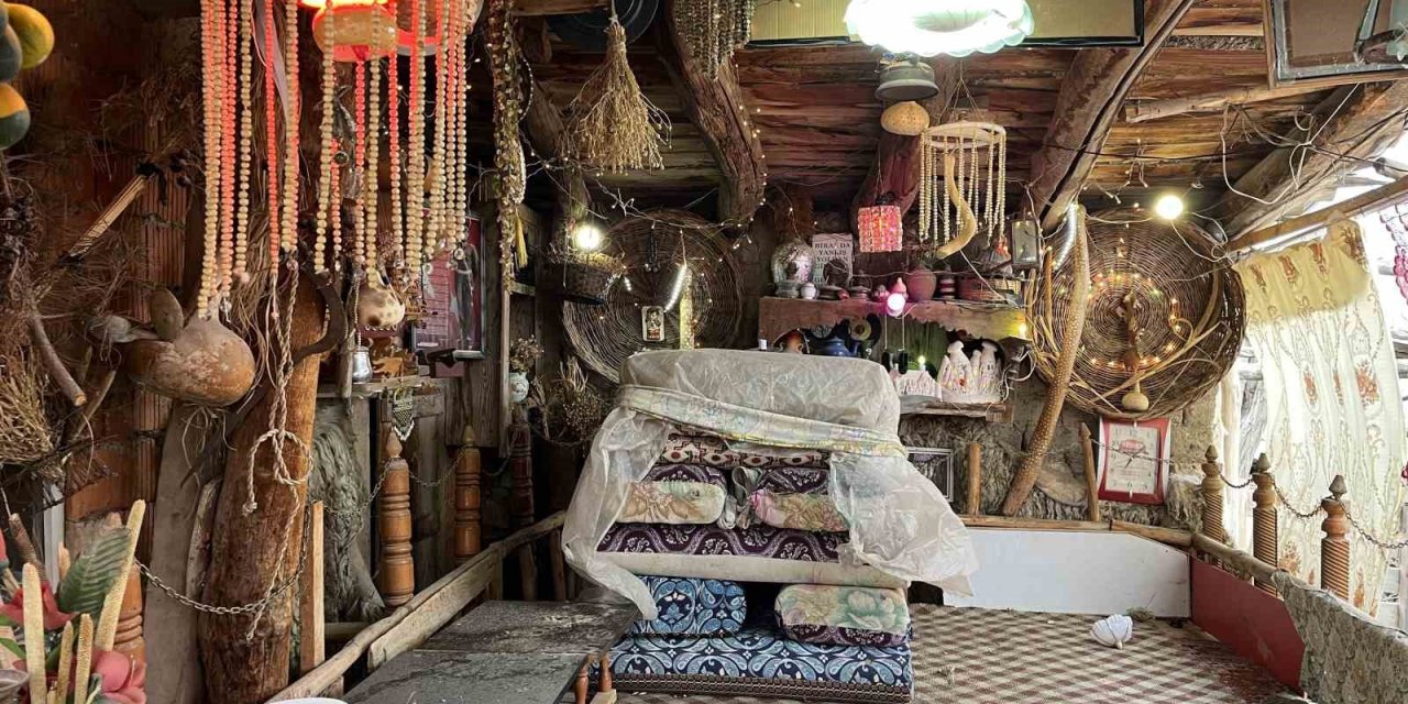 Evinin Bahçesini Müzeye Çevirdi