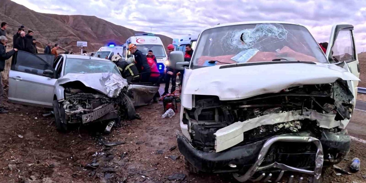 Aksaray’da Minibüs İle Otomobil Kafa Kafaya Çarpıştı: 6 Yaralı