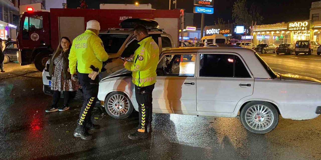 Antalya İki Otomobilin Çarpıştığı Ve 3 Kişinin Yaralandığı Kaza Anı Kamerada