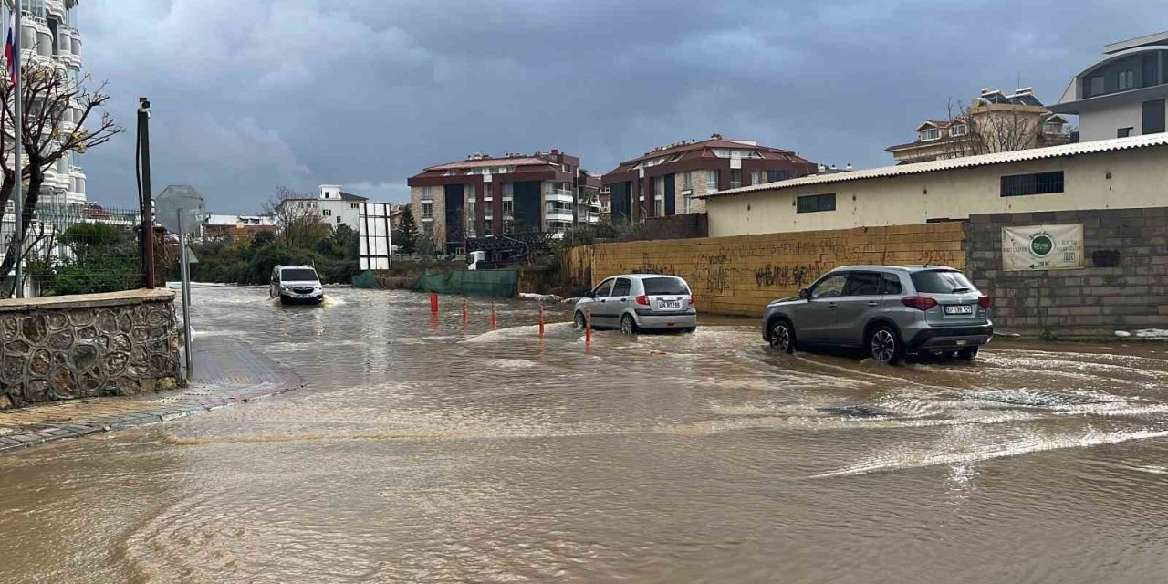 Alanya’da  Yağmur , Dolu Ve Fırtına Hayatı Olumsuz Etkiledi