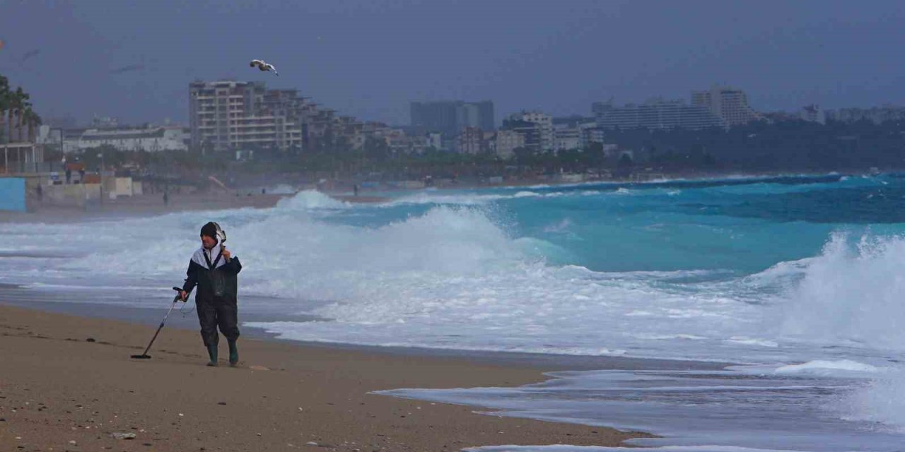 Define Avcıları Fırtınada İş Başında: Dev Dalgaların Vurduğu Sahilde Dedektörle Arama Yaptılar