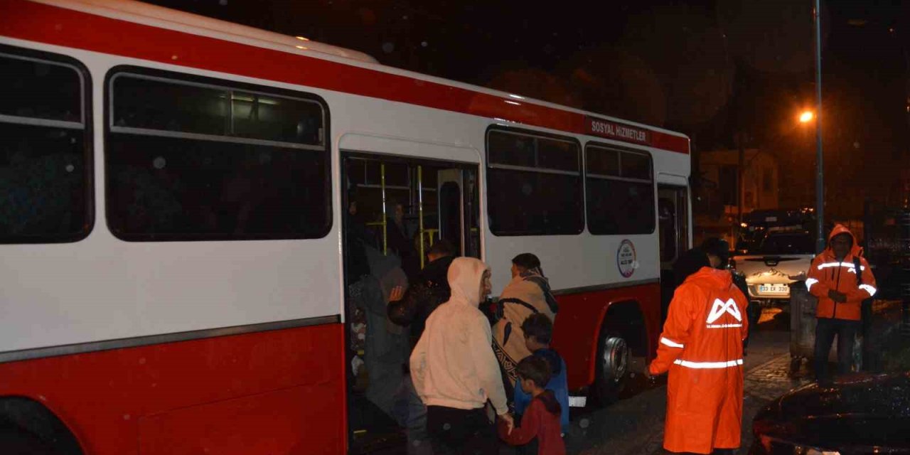 Tarsus’ta Sağanak Yağış Sonrası Selden Etkilenen İşçiler Tahliye Edildi