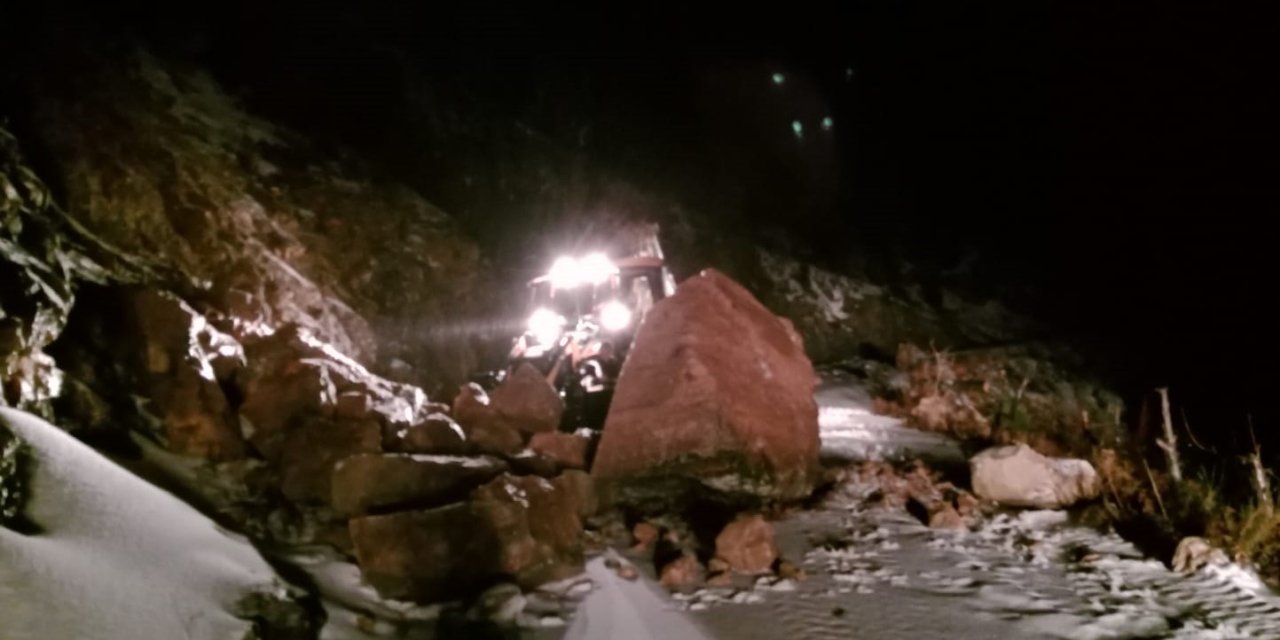 Alanya’da Heyelan Nedeniyle Kapanan Yolları Açma Çalışmaları Sürüyor