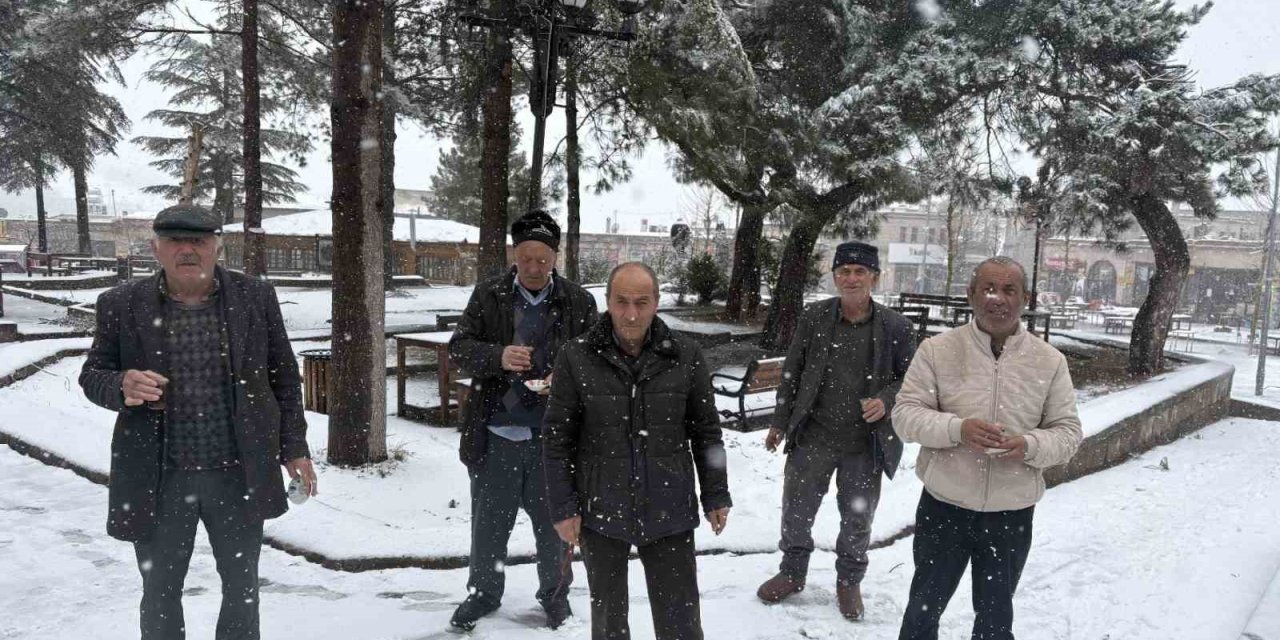 Aksaray’ın Güzelyurt İlçesinde Kar Yağışı Etkisini Sürdürüyor