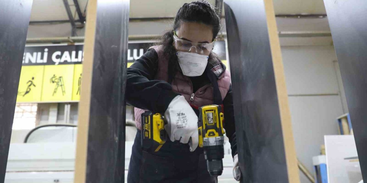 Kadın Mobilya Ustaları Yetişiyor: 12 Yıl Öğretmenlikten Sonra Marangoz Oldu